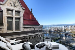 Suite, 1 queensize bed, terras, uitzicht op meer | Hypoallergeen beddengoed, een minibar, een kluis op de kamer, een bureau