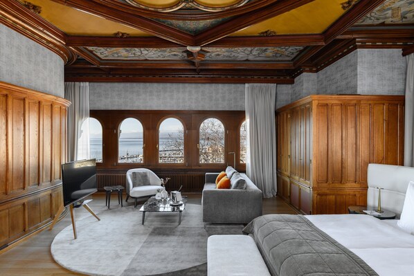 Suite, 1 Queen Bed, Lake View | Hypo-allergenic bedding, minibar, in-room safe, desk - Château d'Ouchy (Lausanne)