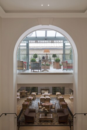 Pub, alfresco dining