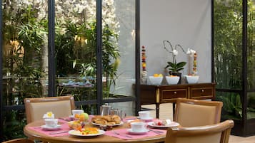 Desayuno buffet todos los dĂas (con cargo)