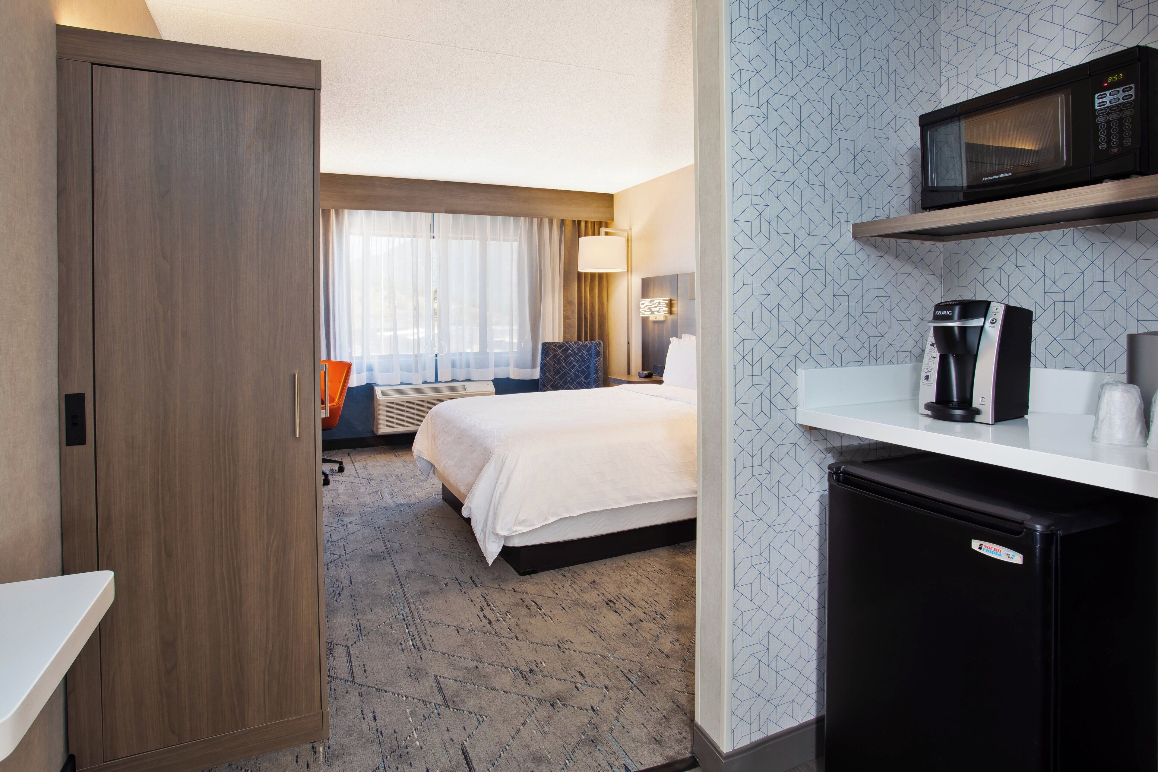 standard room, 1 king bed | pillow-top beds, in-room safe, desk, blackout curtains