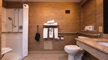 Un baño moderno con ducha, inodoro y lavamanos.