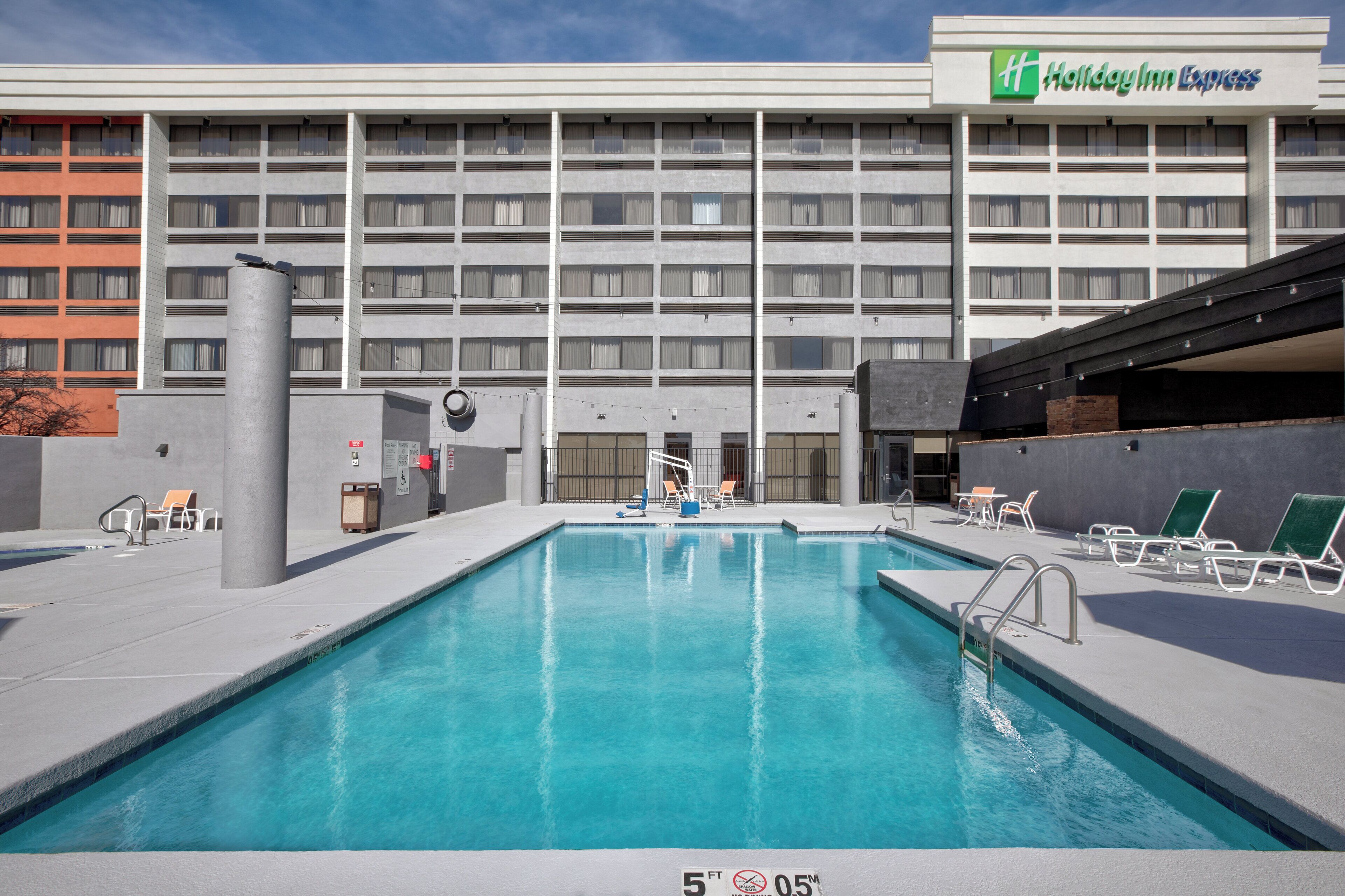 Piscina a l'aire lliure i gandules 