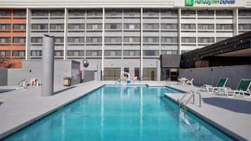 Piscine extérieure, chaises longues