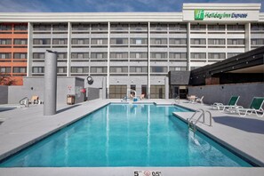 Alberca al aire libre y camastros 