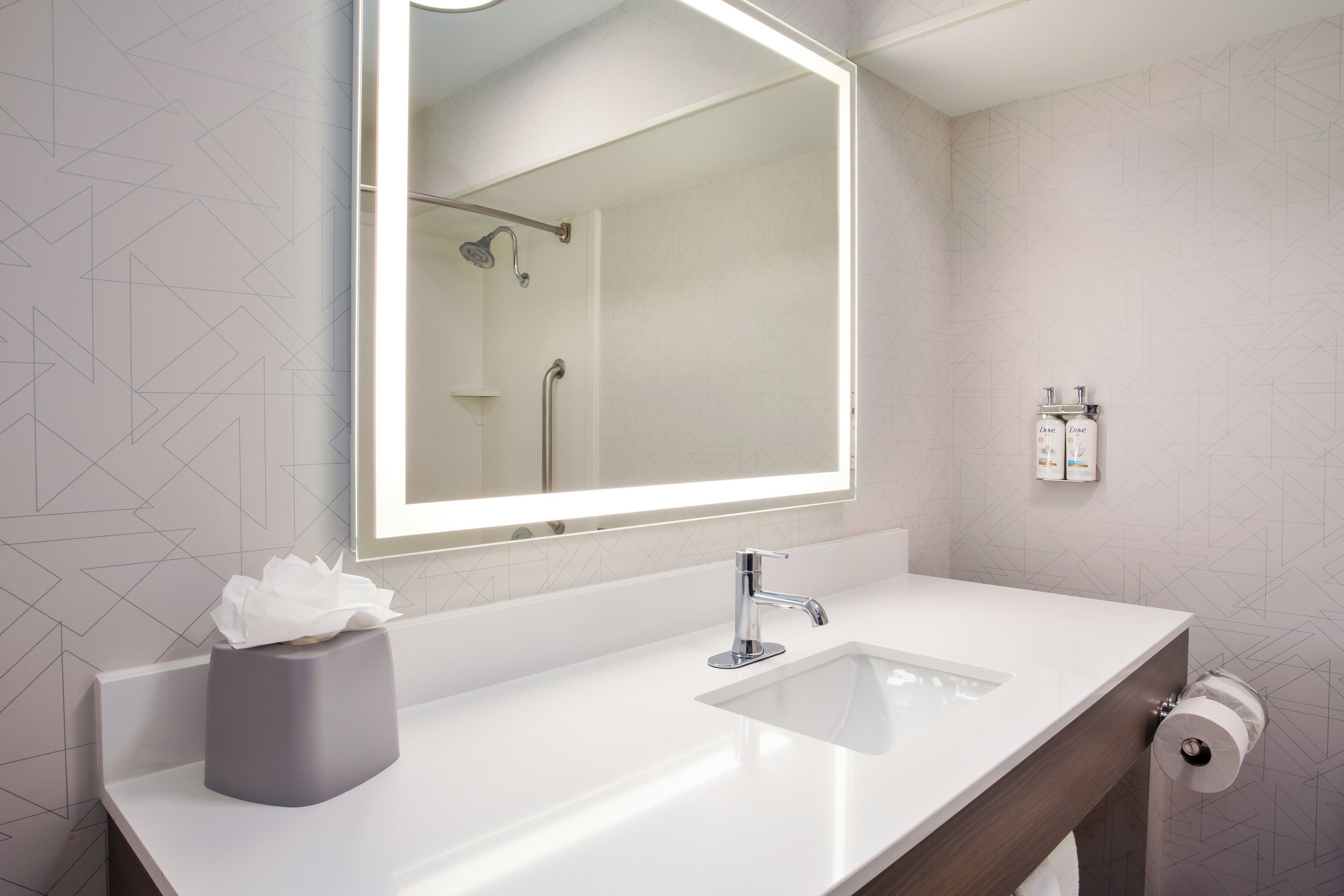 combined shower/bathtub, eco-friendly toiletries, hair dryer, towels