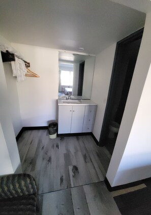 Habitació Deluxe, 1 llit de matrimoni gran, no fumadors | Bany | Assecador de cabells i tovalloles 