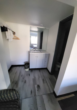 Deluxe Room, 1 King Bed, Non Smoking | Bathroom | Hair dryer, towels