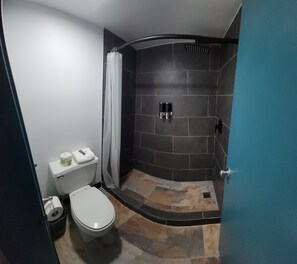 Habitación Deluxe, 1 cama de matrimonio grande, no fumadores | Baño | Secador de pelo y toallas
