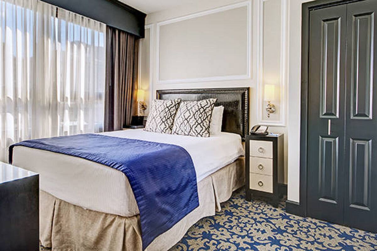 1 bedroom, in-room safe, iron/ironing board, WiFi (free)