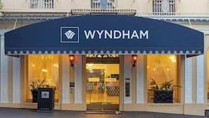 A hotel entrance with a dark awning displaying the name 'WYNDHAM'. - Club Wyndham Canterbury (San Francisco)