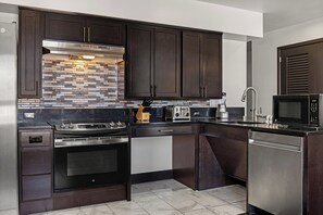 Standard Room, 2 Bedrooms | Private kitchenette | Fridge, microwave, dishwasher, coffee/tea maker
