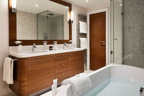 Suite junior, vista al mar | Baño | Secadora de cabello, batas, pantuflas, toallas 