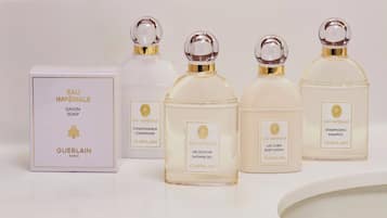 Quatre flacons de parfum Guerlain et une boîte de savon.