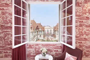 高档床上用品、迷你吧、客房内保险箱、特色装修