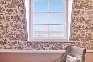 Suite junior, vista al mar | Ropa de cama de alta calidad y minibar 