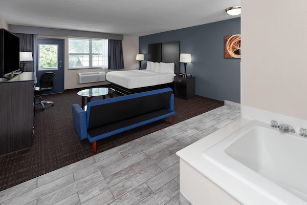 Deluxe Studio Suite, 1 King Bed, Non Smoking | Jetted bathtub