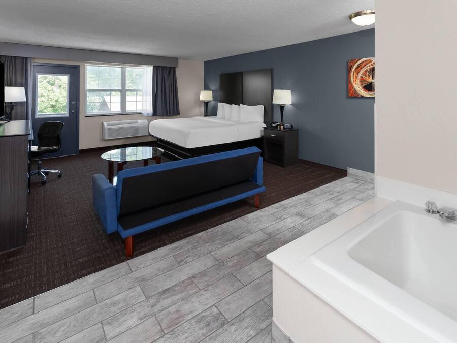 Deluxe Studio Suite, 1 King Bed, Non Smoking | Jetted tub