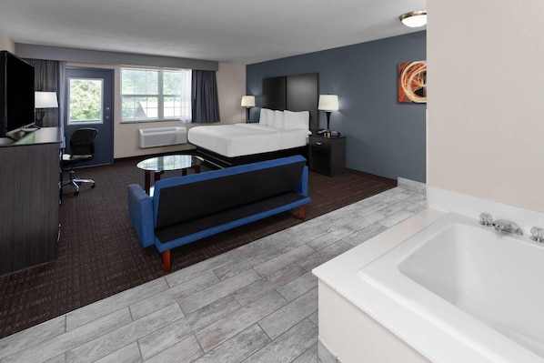 Deluxe Studio Suite, 1 King Bed, Non Smoking | Jetted bathtub