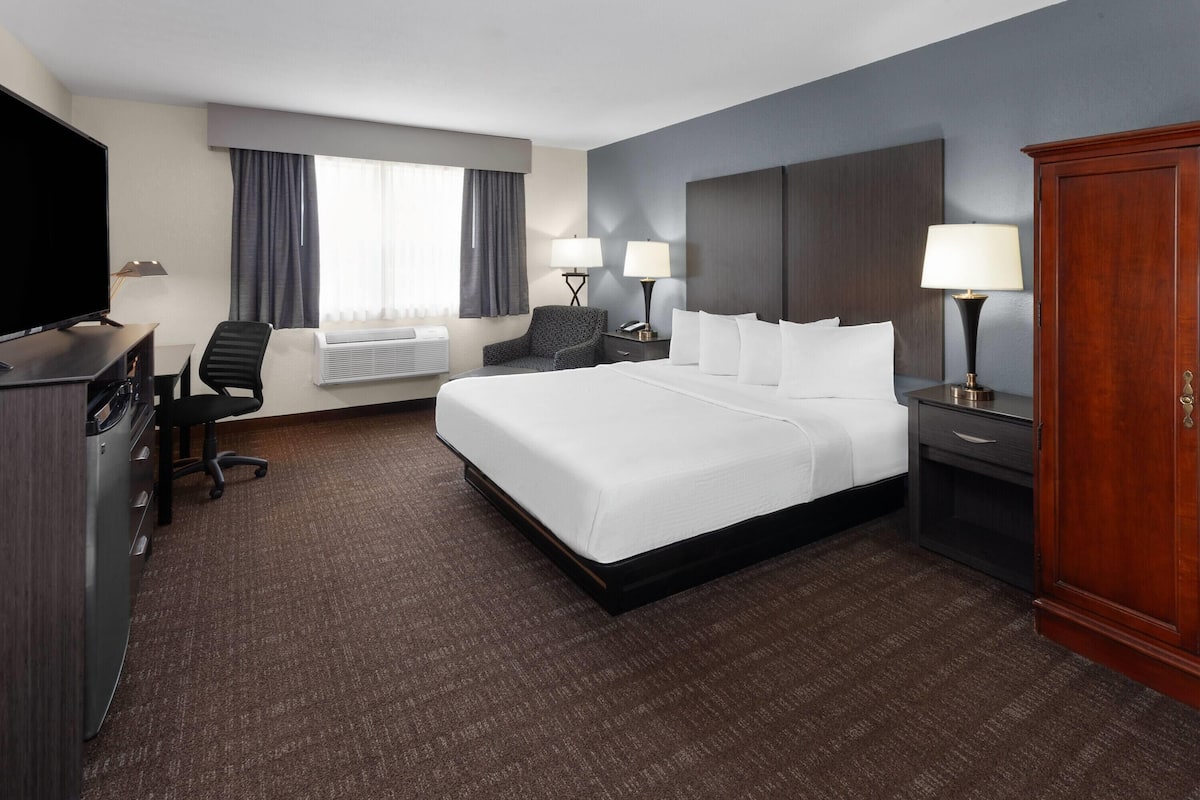 Chambre, 1 très grand lit, accessible aux personnes malentendantes, non-fumeur (Mobility) | Lit avec matelas à plateau-coussin, bureau, fer et planche à repasser