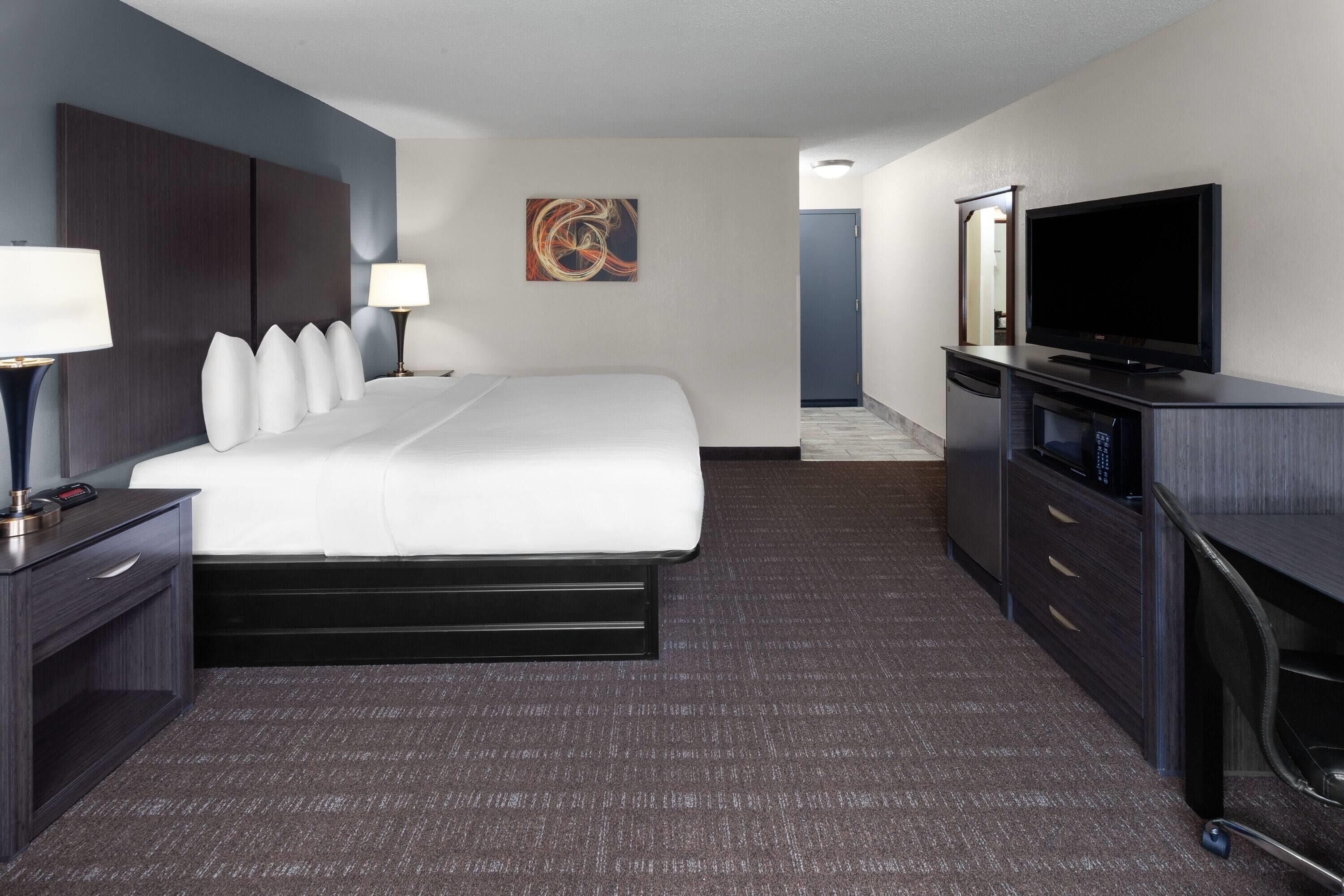 studio suite, 1 king bed, non smoking | pillow-top beds, desk, iron/ironing board, cots/infant beds