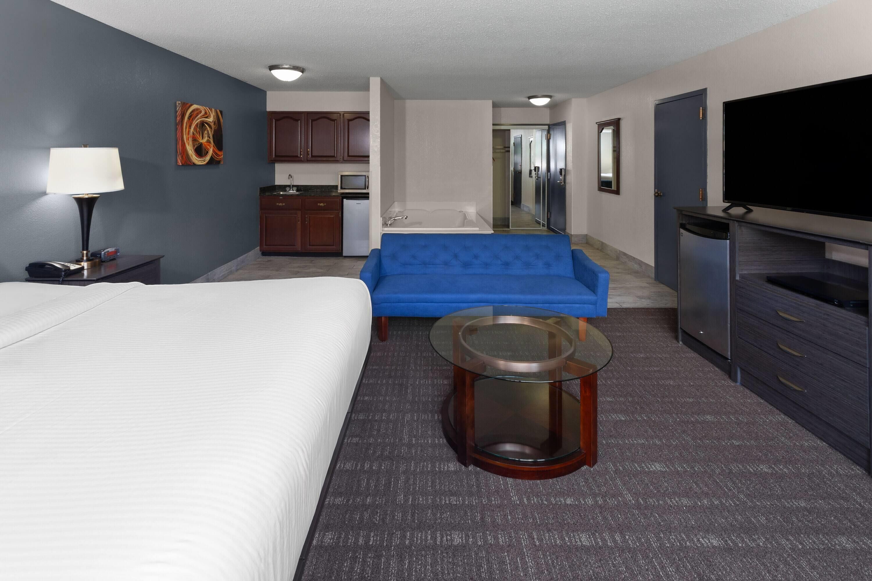 deluxe studio suite, 1 king bed, non smoking | jetted bathtub