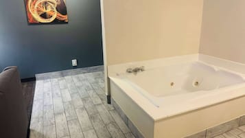 Deluxe Studio Suite, 1 King Bed, Non Smoking | Bathroom