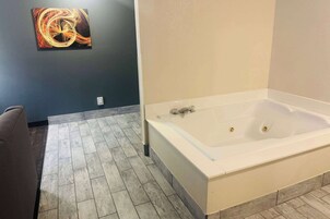 Deluxe Studio Suite, 1 King Bed, Non Smoking | Bathroom | Hair dryer, towels