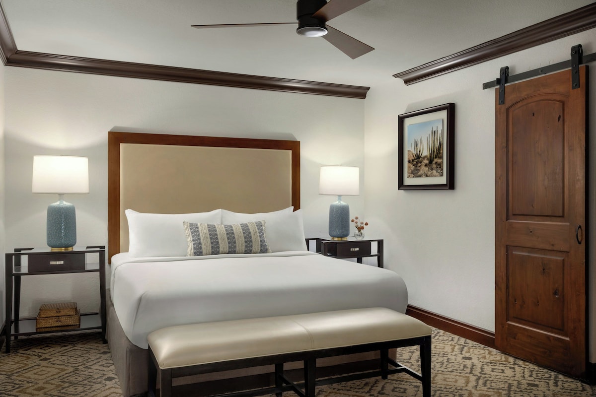 Executive Suite, 1 King Bed | Hypo-allergenic bedding available, down comforters, in-room safe, desk