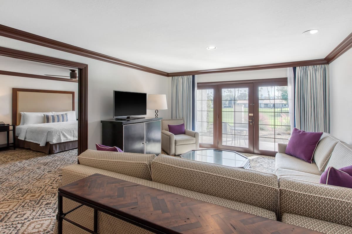 Suite, 1 cama King size | Edredón, caja de seguridad en la habitación y escritorio
