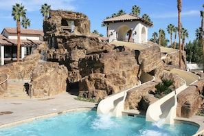 4 Außenpools, Cabañas (gegen Gebühr), Sonnenschirme