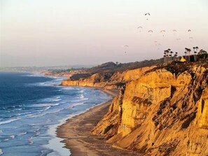 A coastal cliff with a beach and ocean. - Inn By The Sea La Jolla (La Jolla)