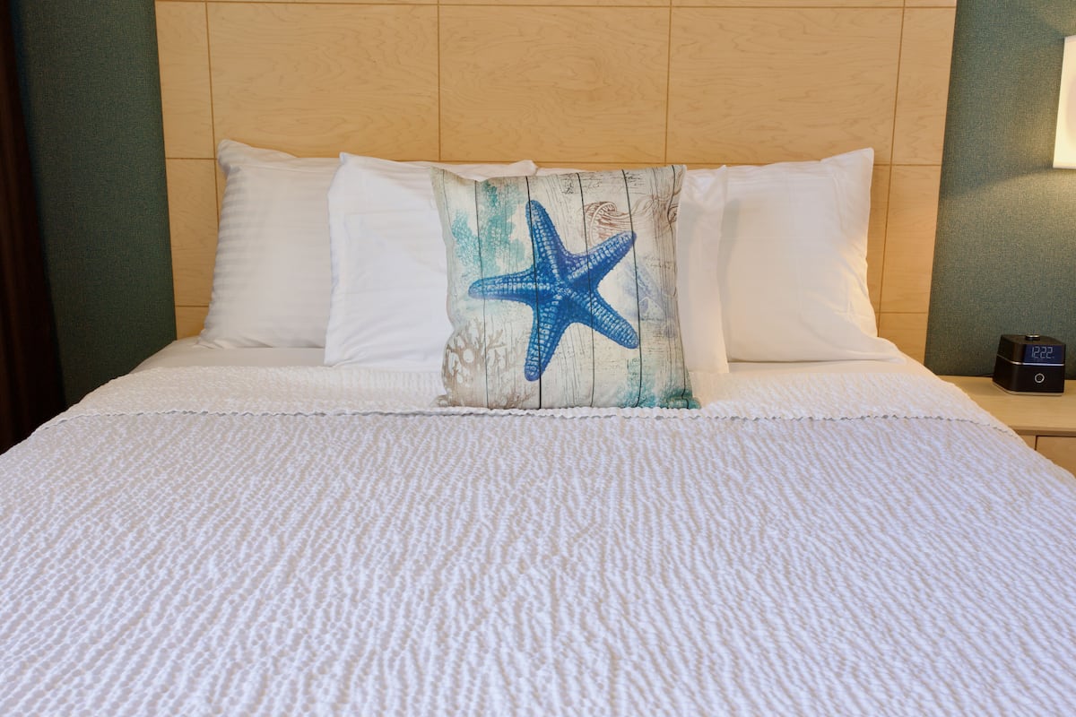 1 bedroom, hypo-allergenic bedding, pillow-top beds, laptop workspace