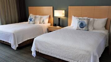 低刺激性寝具、ピロートップベッド、ノートパソコン用作業スペース、遮光カーテン