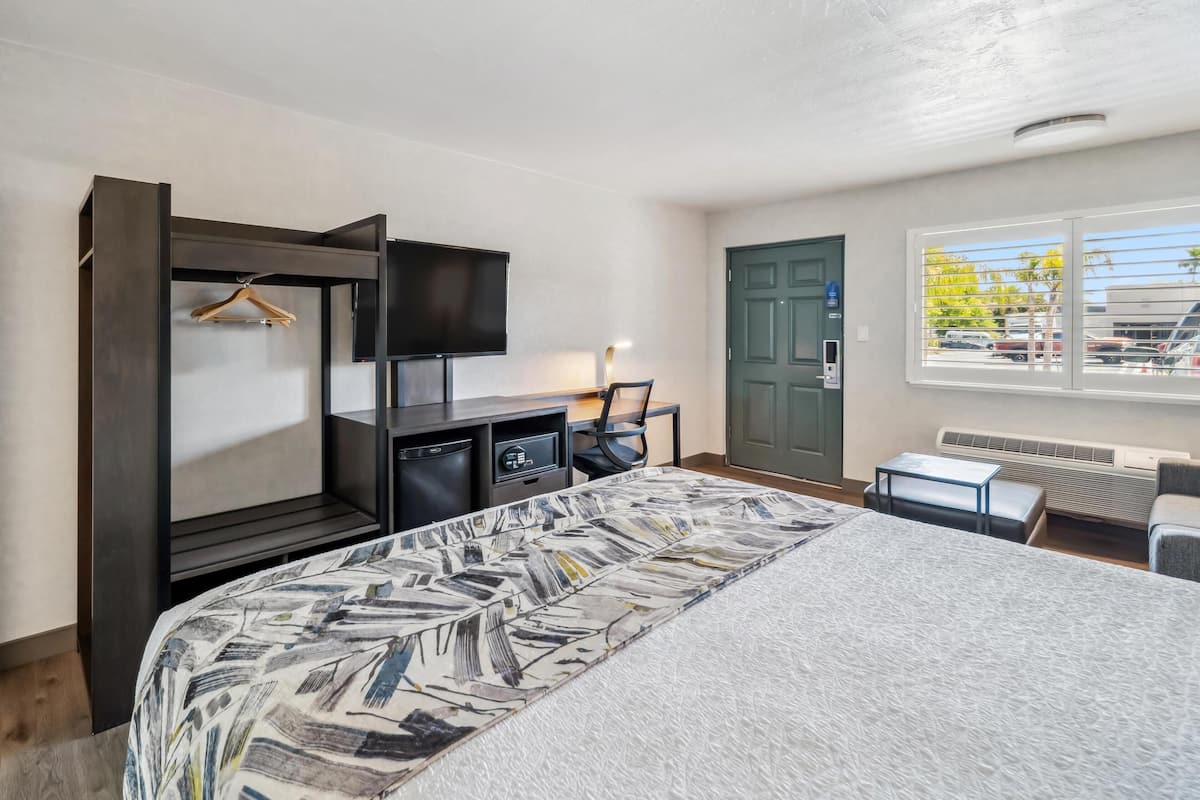Executive Room, 1 King Bed, Non Smoking, Poolside (with Sofabed)