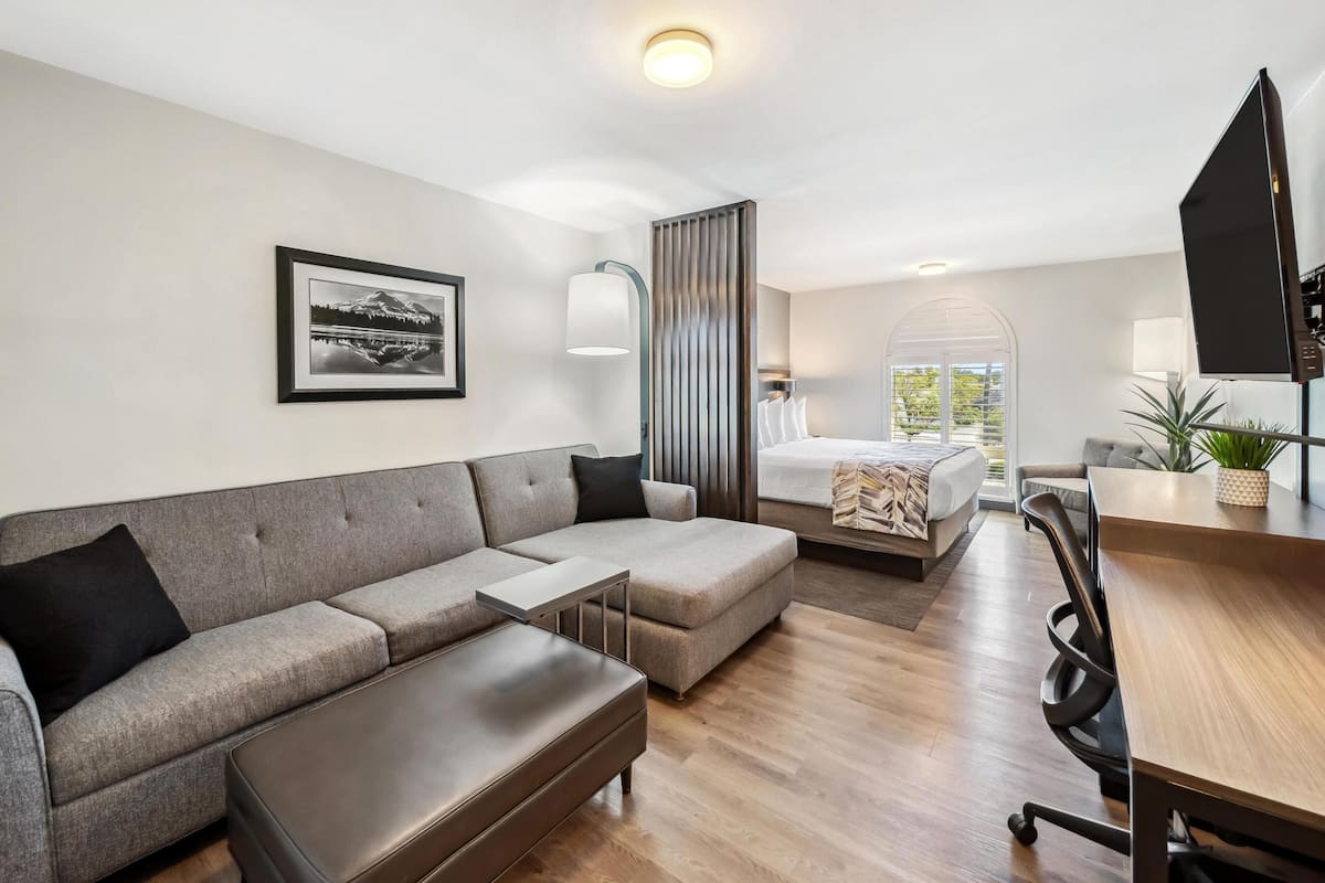 executive suite, 1 king bed, non smoking (with sofabed) | 1 bedroom, premium bedding, pillow-top beds, desk