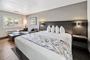 Habitación ejecutiva, 1 cama King size, para no fumadores, junto a la alberca (with Sofabed) | Ropa de cama de alta calidad, camas con pillow-top y escritorio 