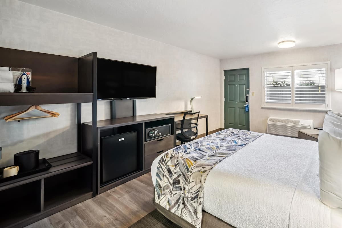 Standard Room, 1 Queen Bed, Accessible, Poolside