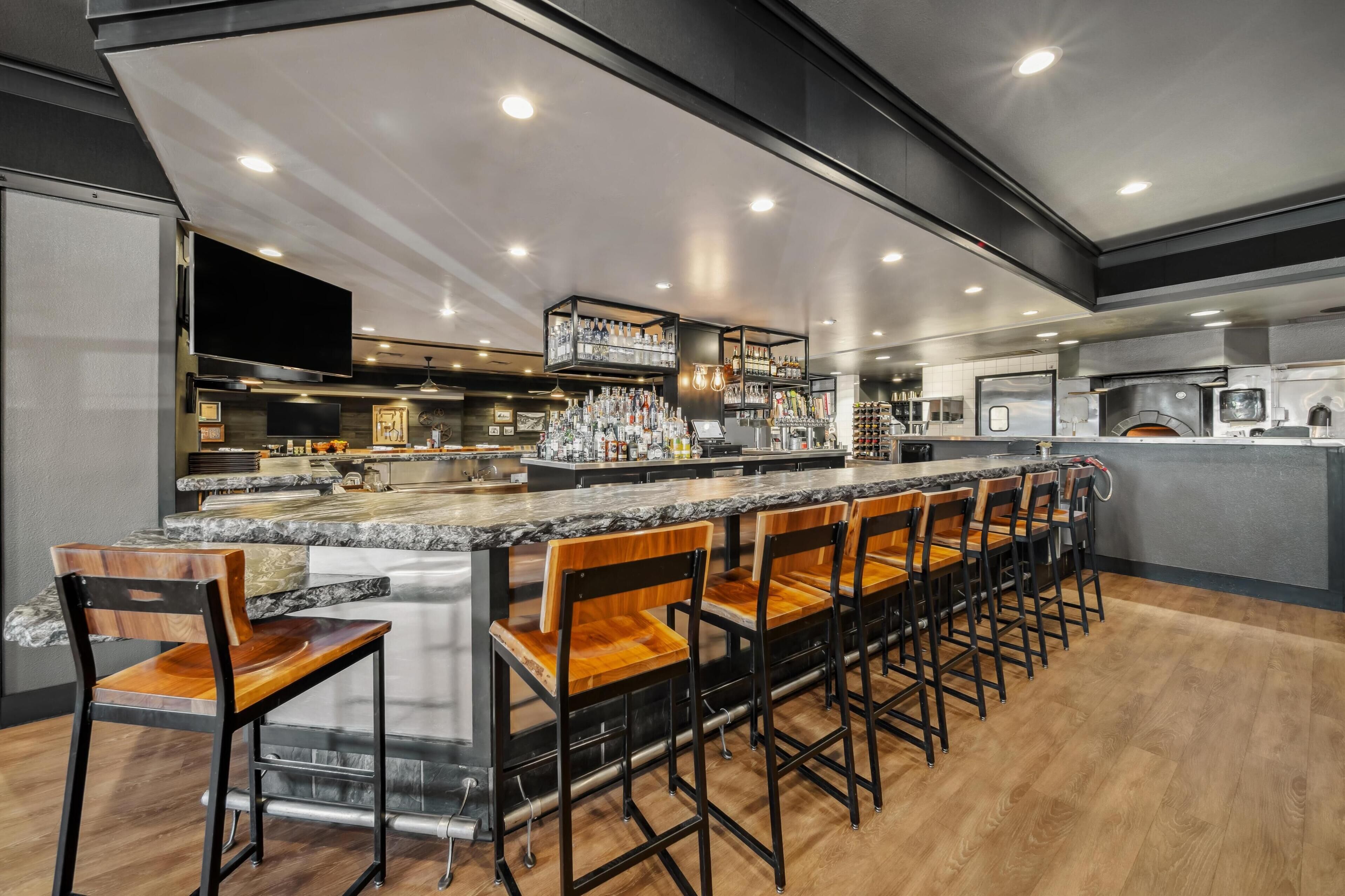 供应早餐、午餐和晚餐，美洲菜