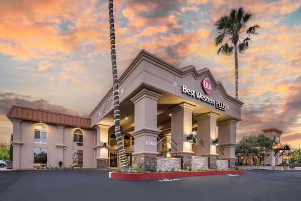 A hotel with a sign reading "Best Western PLUS" and the number "2300" on the facade. - Best Western Plus Hilltop Inn (Redding)