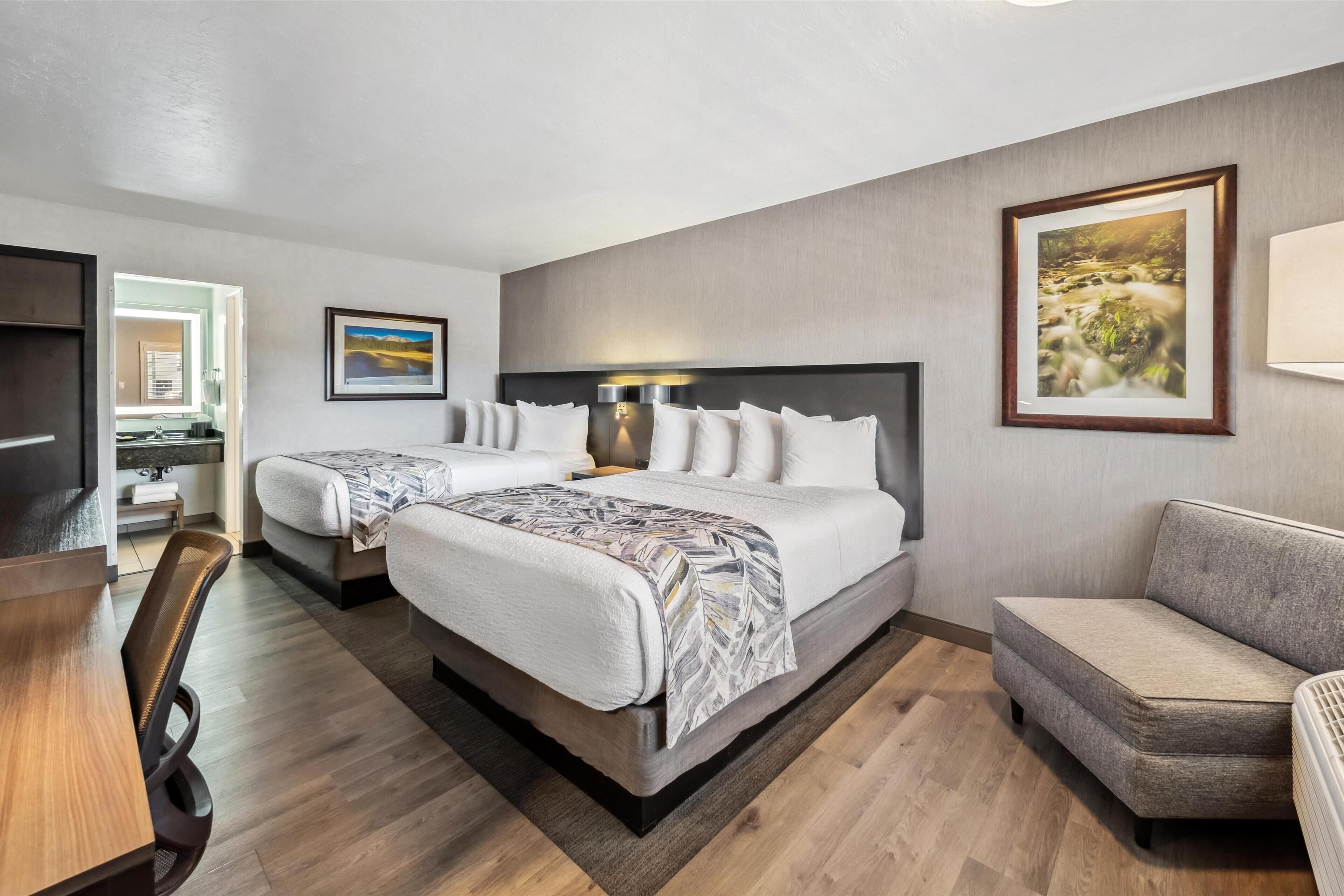 أغطية فراش متميزة وأسرّة بطبقة علوية مريحة ومكتب