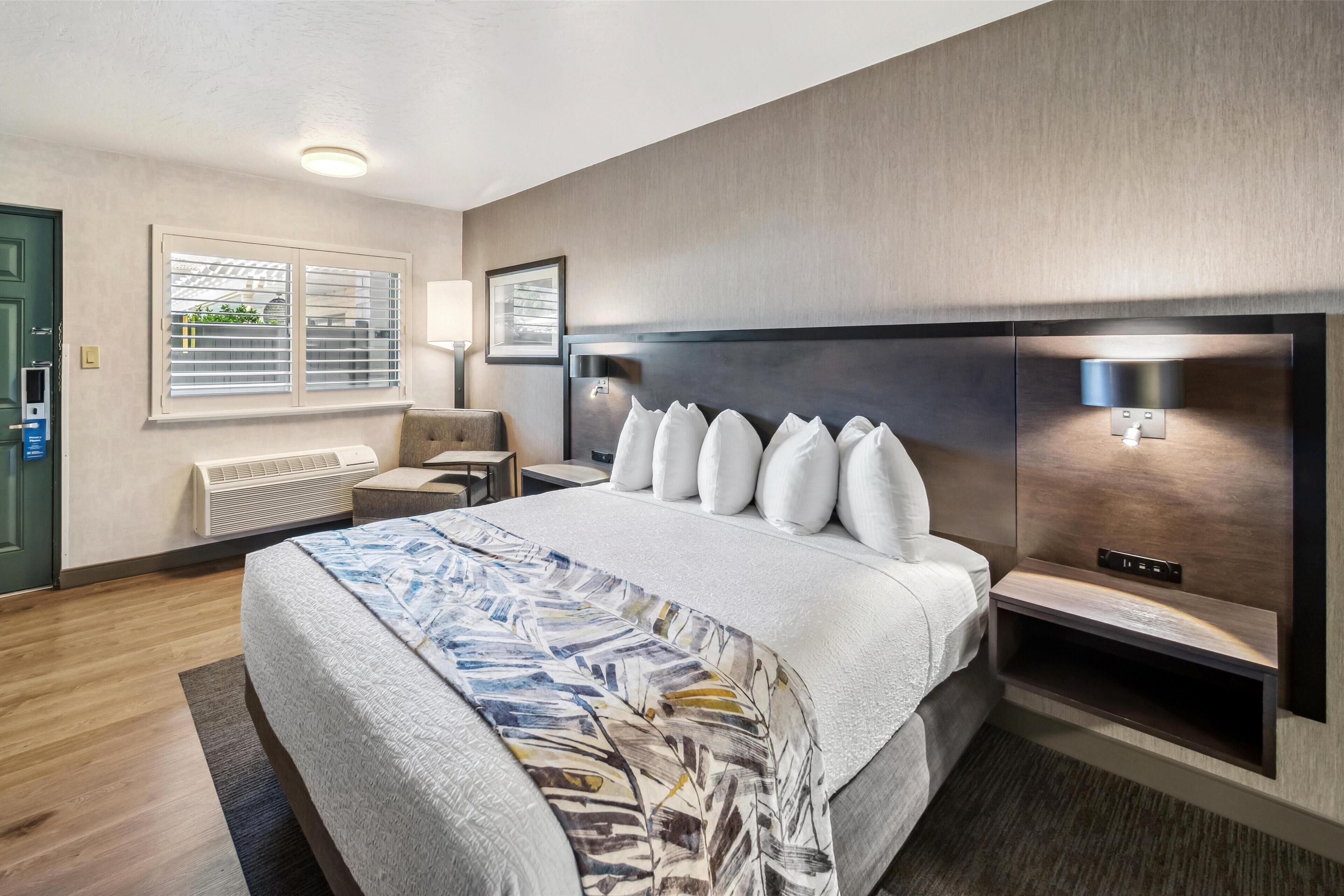 standard room, 1 queen bed, accessible, poolside | 1 bedroom, premium bedding, pillow-top beds, desk