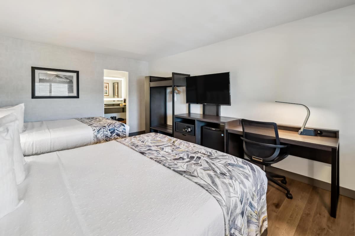 Executive Room, 2 Queen Beds, Non Smoking, Poolside