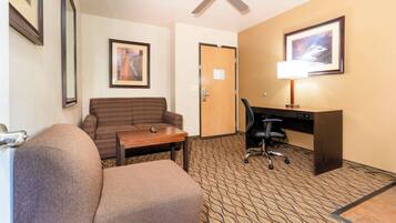 Suite, 1 Bedroom | Living area | 32-inch TV with satellite channels