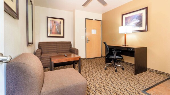 Suite, 1 Bedroom | Living area | 32-inch TV with satellite channels