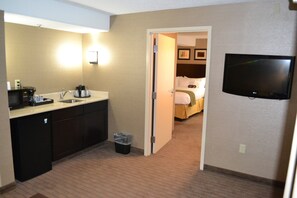 In-room safe, desk, iron/ironing board, free cribs/infant beds - Garner Hotel Brockton - Boston by IHG (Brockton)
