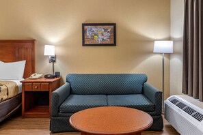 Espacio para trabajar con laptop y cortinas blackout 