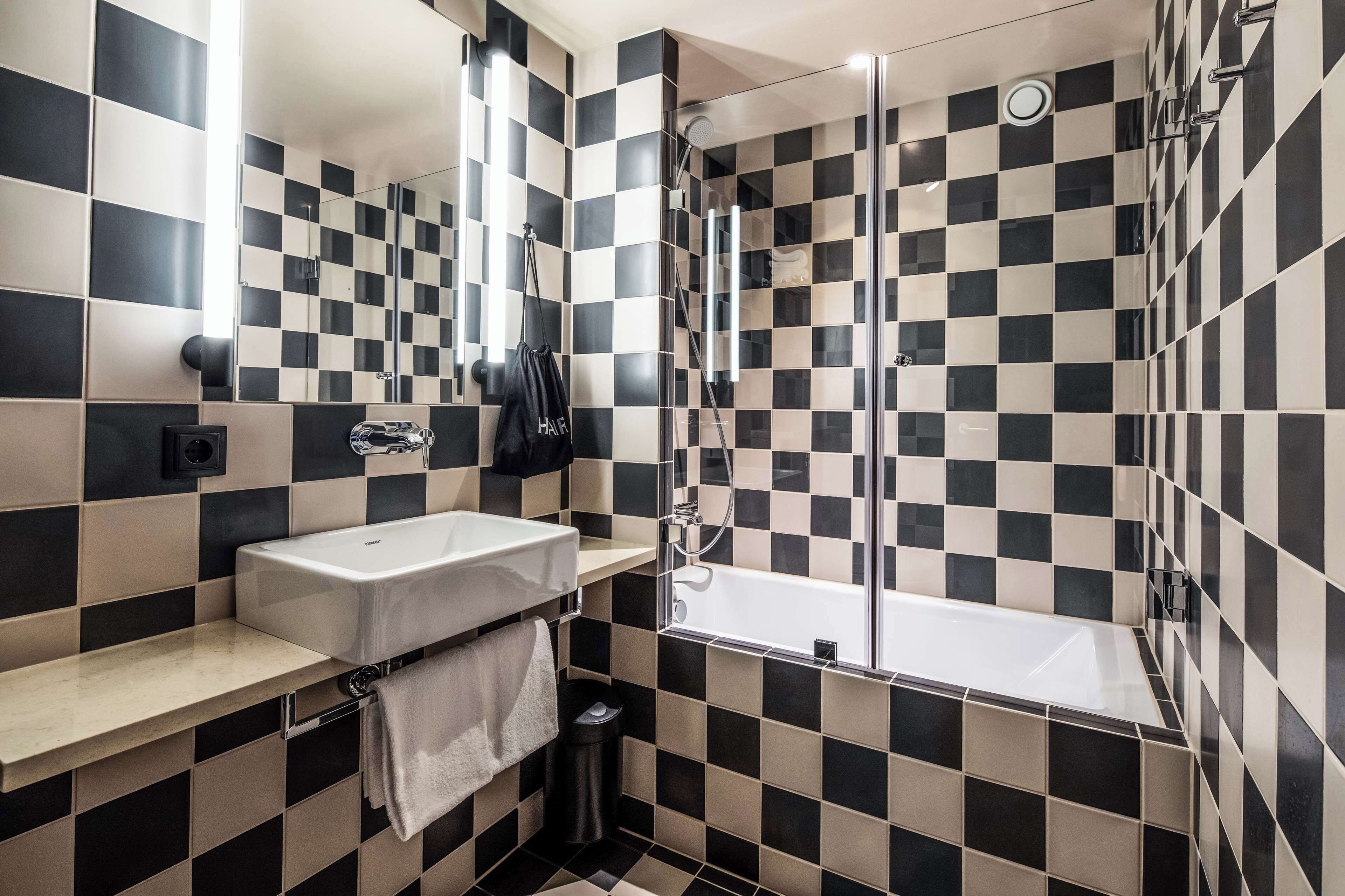 standard twin room, 2 single beds | minibar, in-room safe, blackout curtains, free wifi