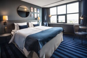 Dobbeltrom – standard, 1 kingsize-seng (Upper Floor) | Safe på rommet, blendingsgardiner, wi-fi (inkludert) og sengetøy