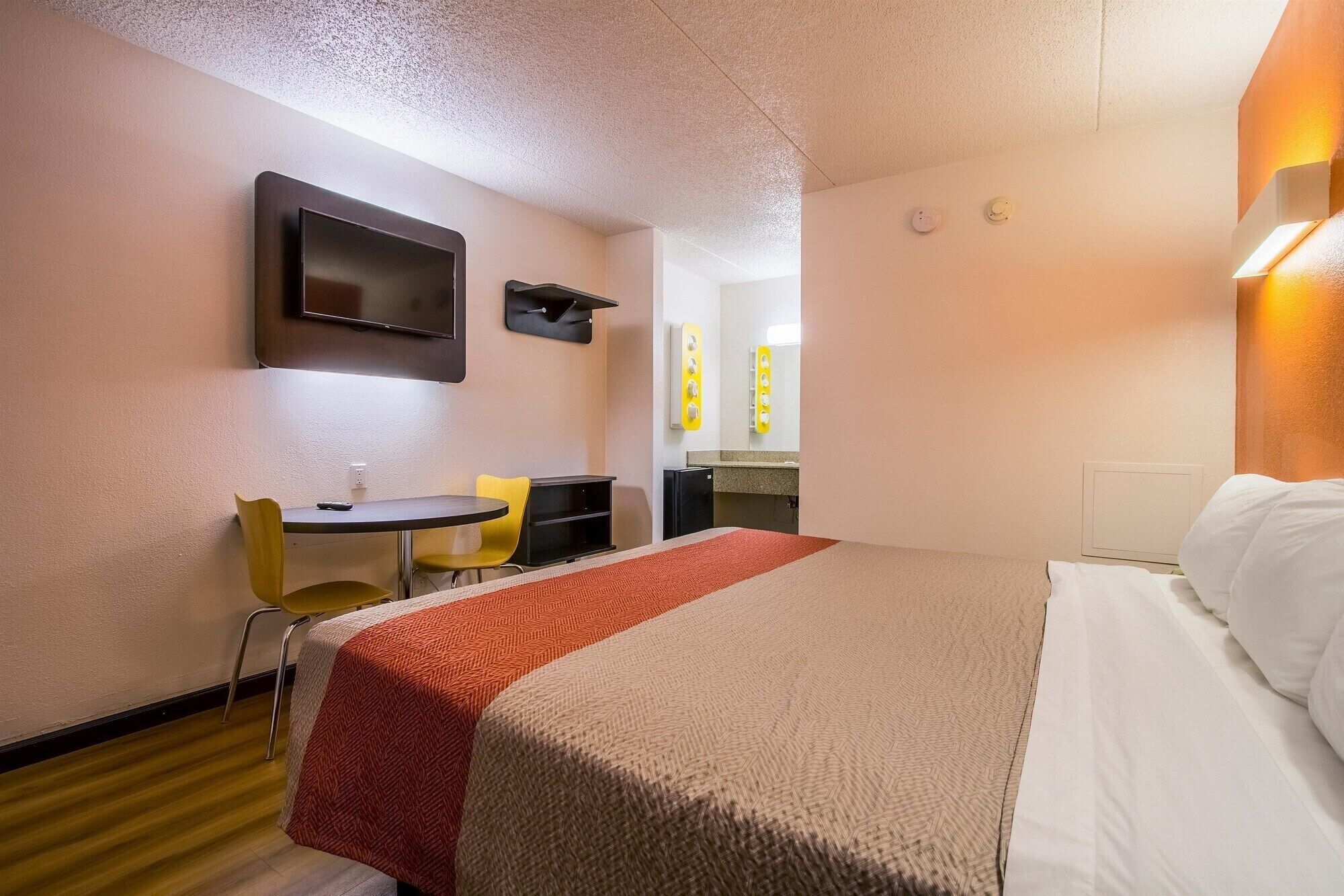 Bureau, rideaux occultants, fer et planche à repasser, draps fournis